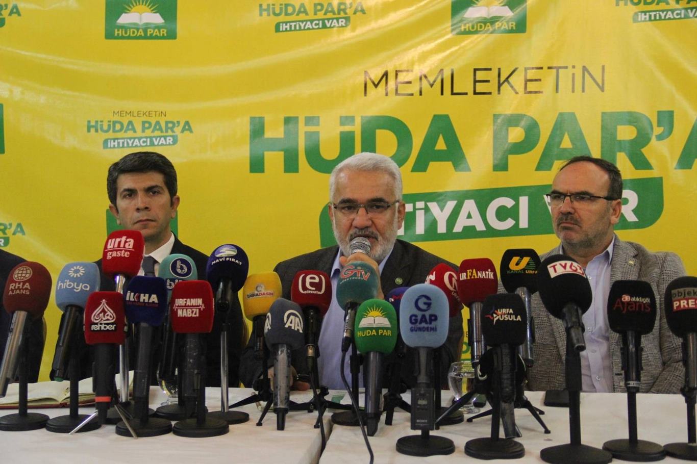 HÜDA PAR Genel Başkanı Zekeriya Yapıcıoğlu, Şanlıurfa'da basın toplantısı düzenledi.