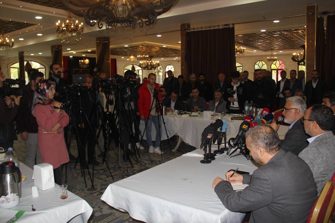 HÜDA PAR Genel Başkanı Zekeriya Yapıcıoğlu, Şanlıurfa'da basın toplantısı düzenledi.