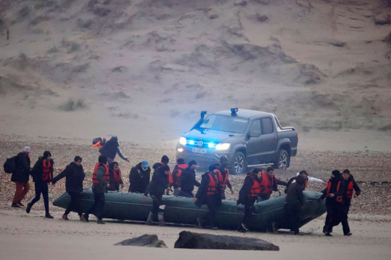 صحيفة لوموند الفرنسية: لم تستجب فرنسا لطلب المساعدة أثناء غرق الـ 27 مهاجراً في بحر المنش