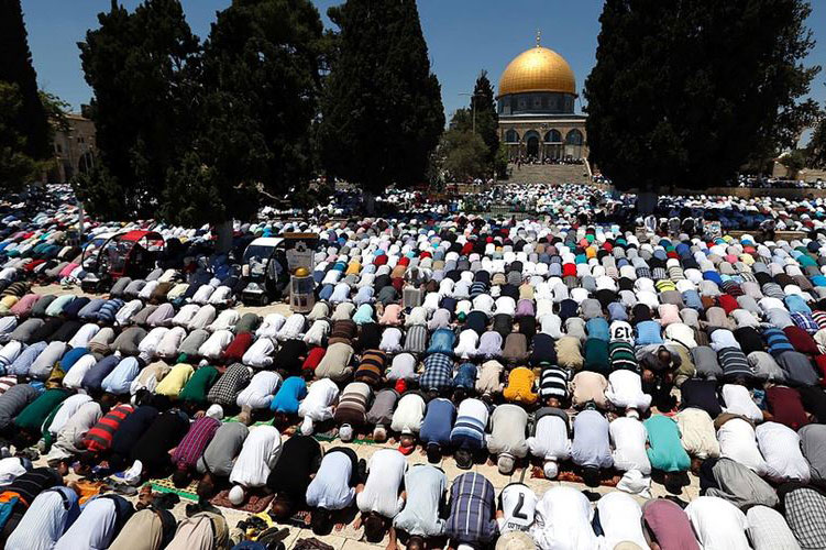 Palestine: Tens of thousands perform Friday prayers at Al-Aqsa Mosque