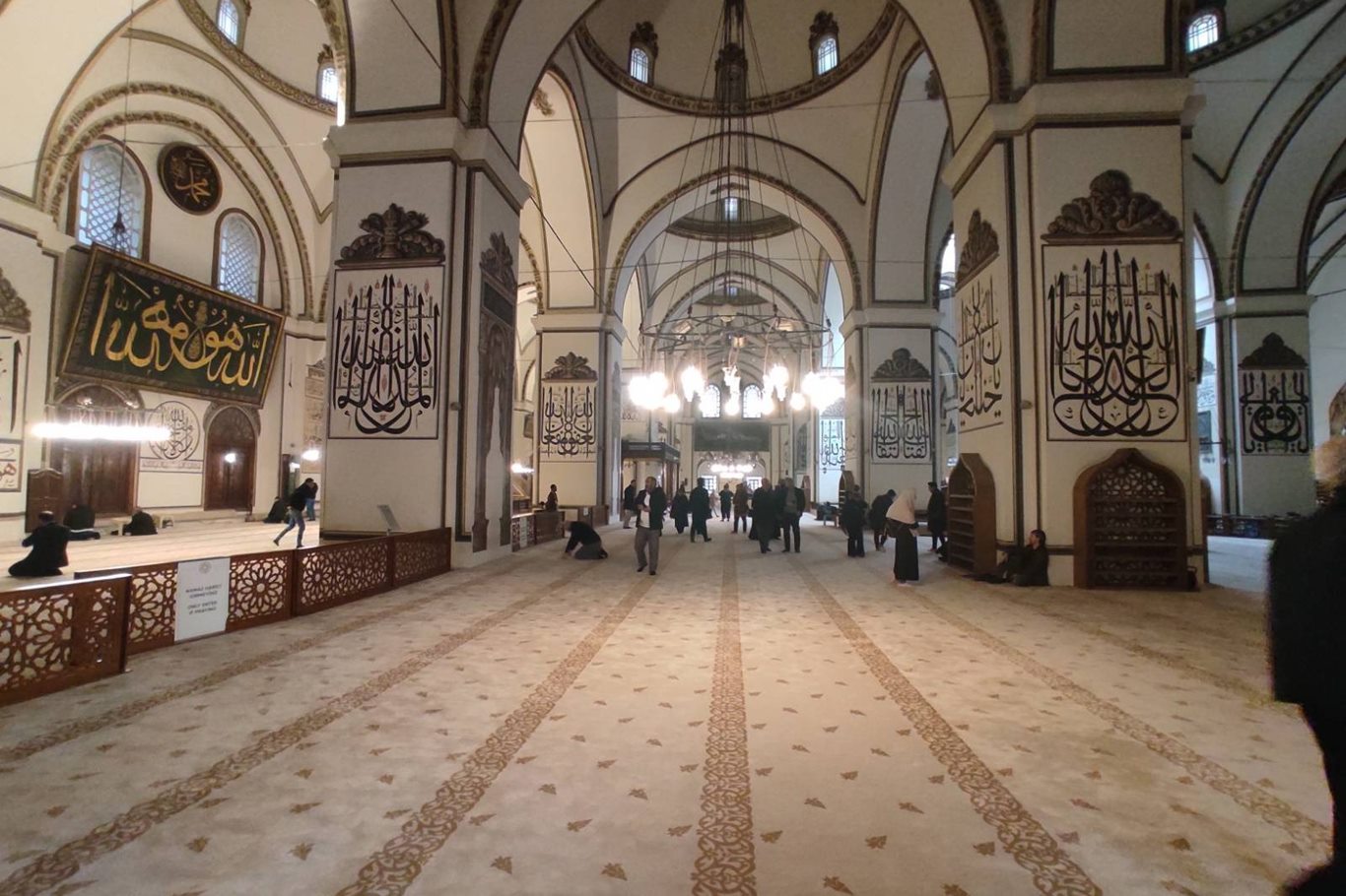 Bursa Ulu Camii’nin halıları 12 yıl sonra değiştirildi