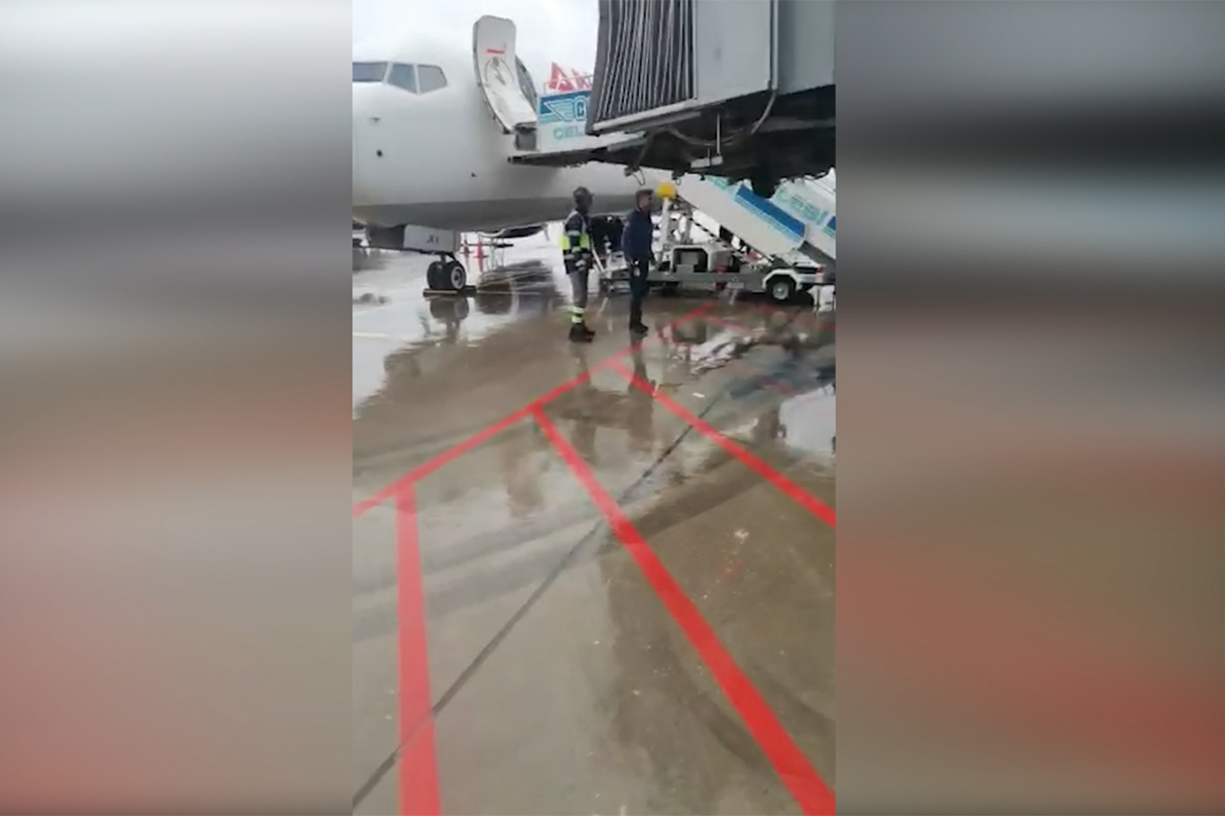 Ankara-Diyarbakır seferini yapan uçağın körüğü çalışmayınca yolcular mağdur oldu