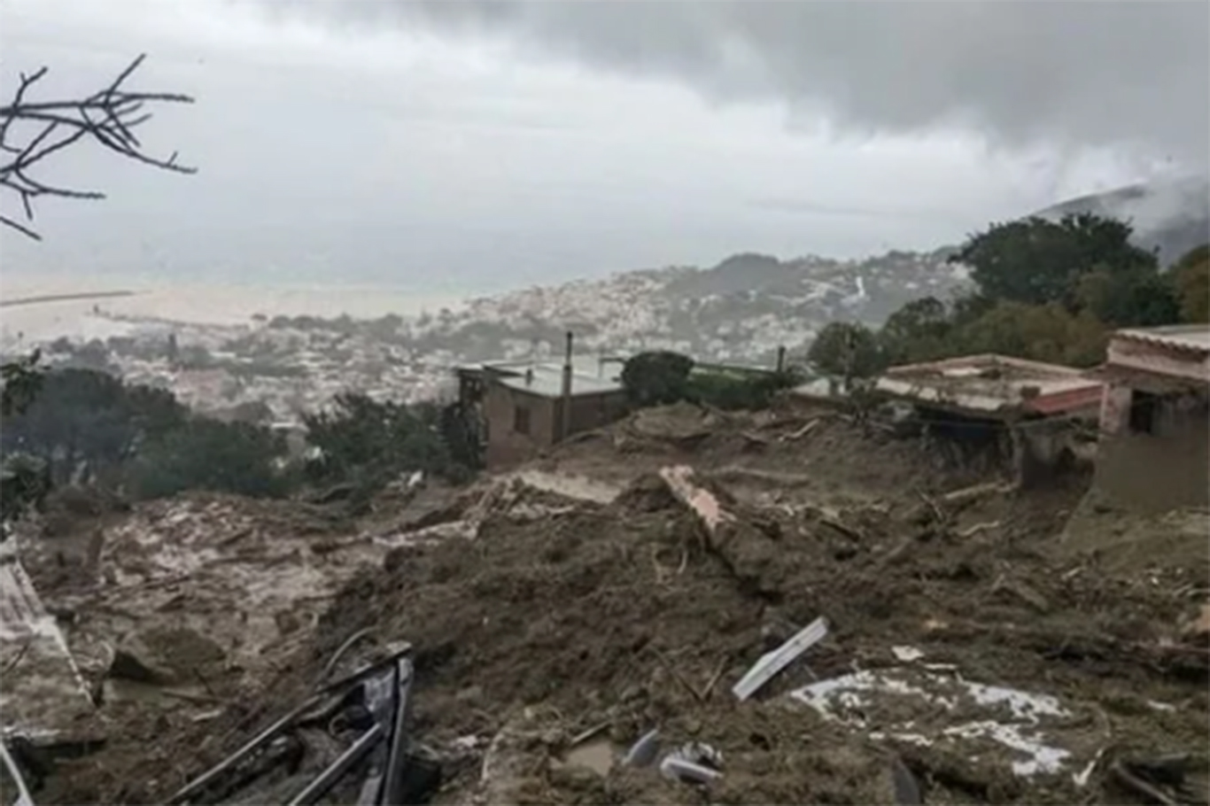 انهيار أرضي في إيطاليا يودي بحياة 8 أشخاص وفقد 13 آخرين