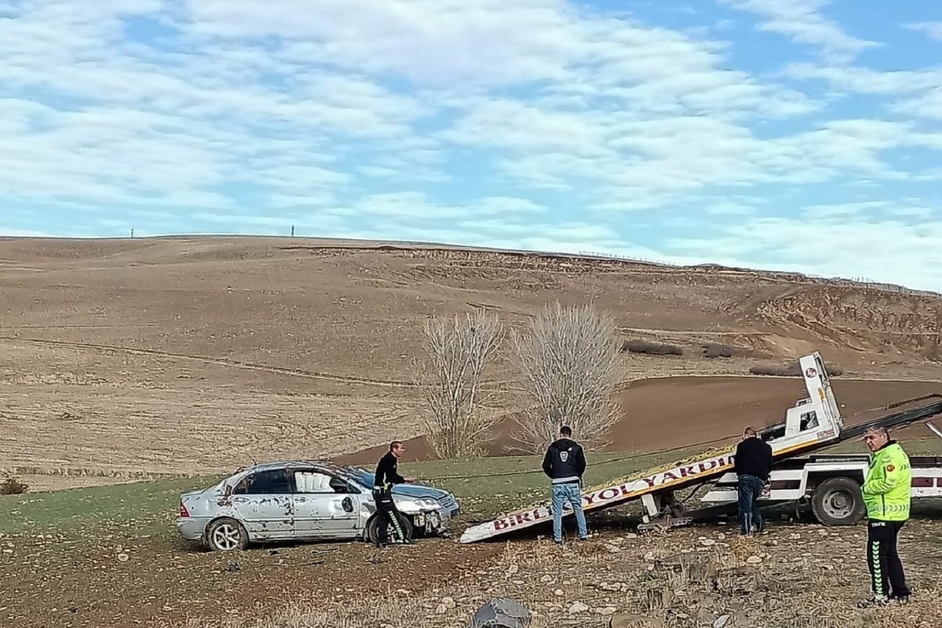 Elazığ`da otomobil tarlaya girdi: 2 yaralı Elazığ`da otomobil tarlaya girdi: 2 yaralı