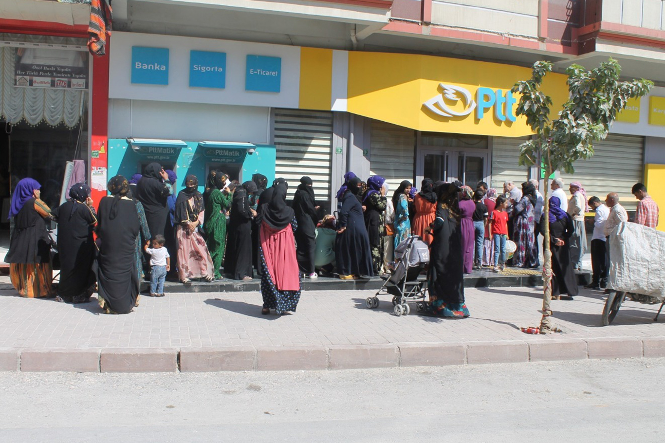 HÜDA PAR Şanlıurfa İl Başkanı Özaslan, her cuma şehrin sorunlarına farklı açıdan dikkat çektiklerini belirterek, birçok sorunun çözüme kavuştuğunu söyledi.