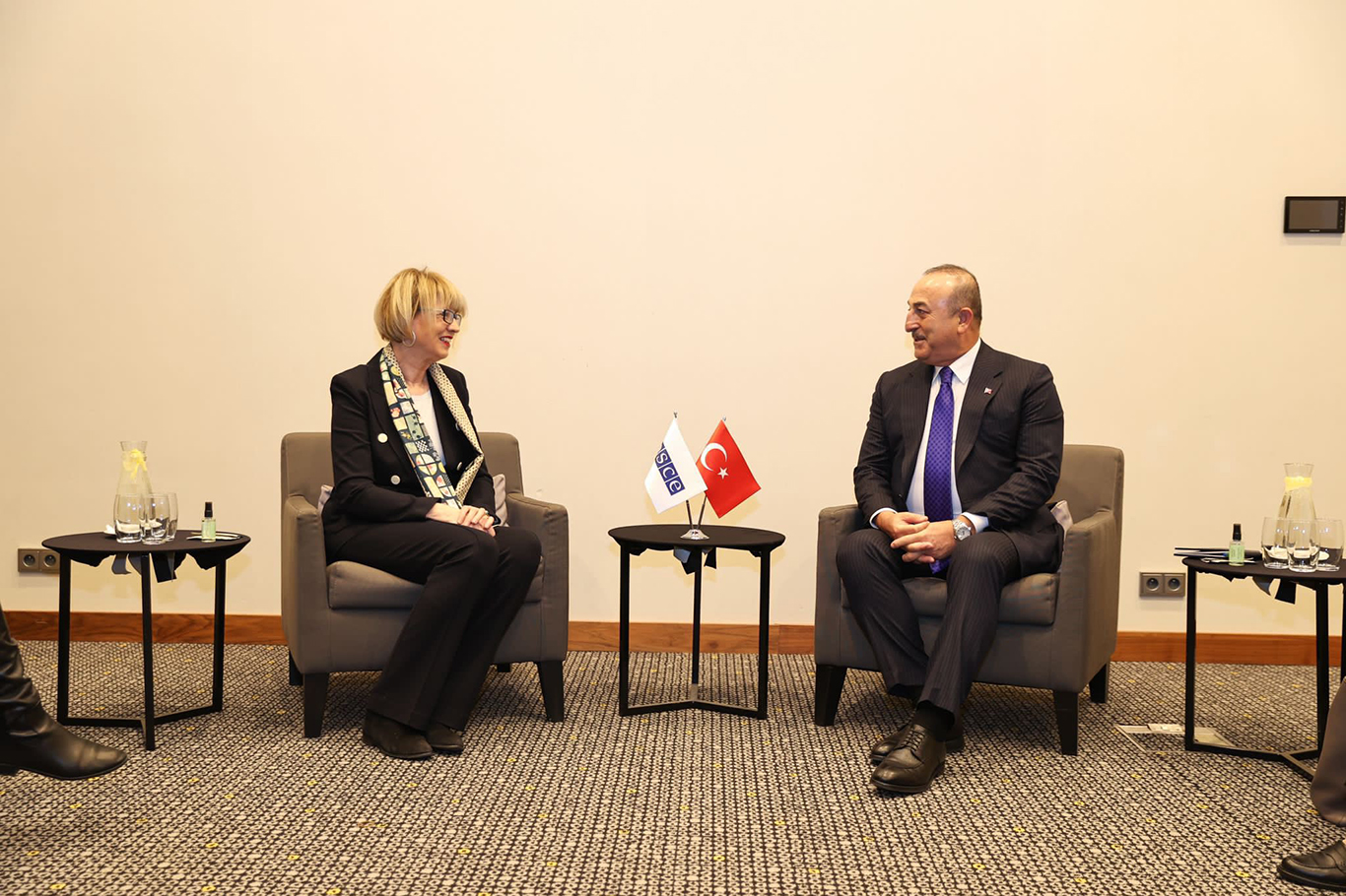 Bakan Çavuşoğlu AGİT Genel Sekreteri Schmid ile görüştü