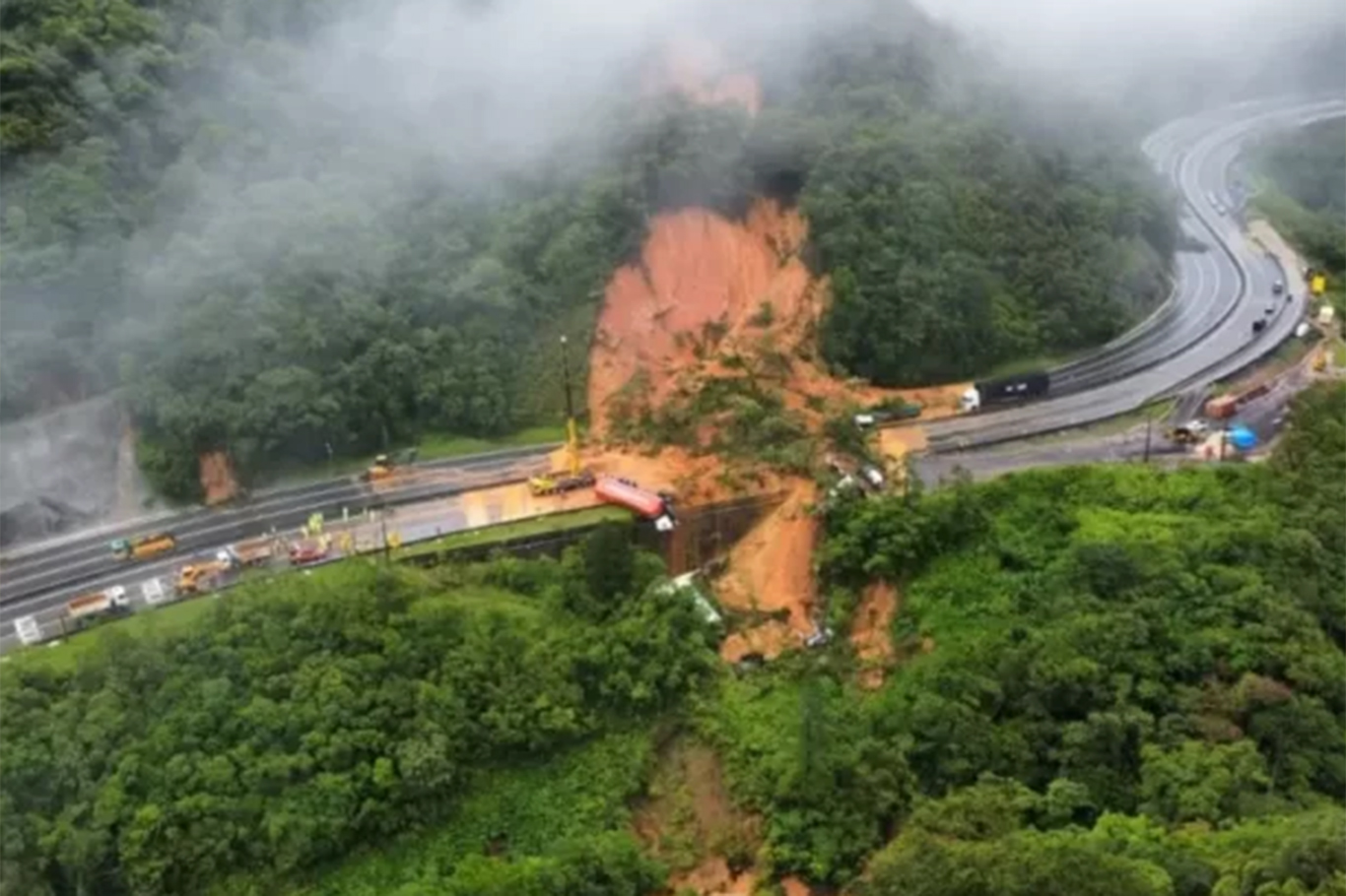 Brezilya'da heyelan: Birçok araç toprak altında kaldı
