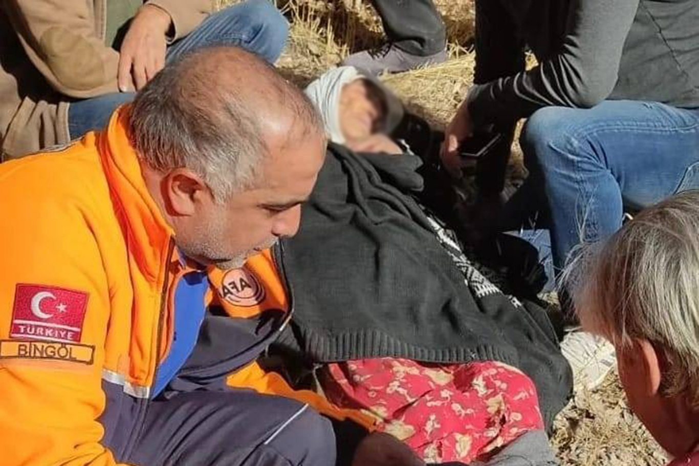 Yüksekten yuvarlanarak düşen 90 yaşındaki kadın sağ olarak kurtarıldı Yüksekten yuvarlanarak düşen 90 yaşındaki kadın sağ olarak kurtarıldı