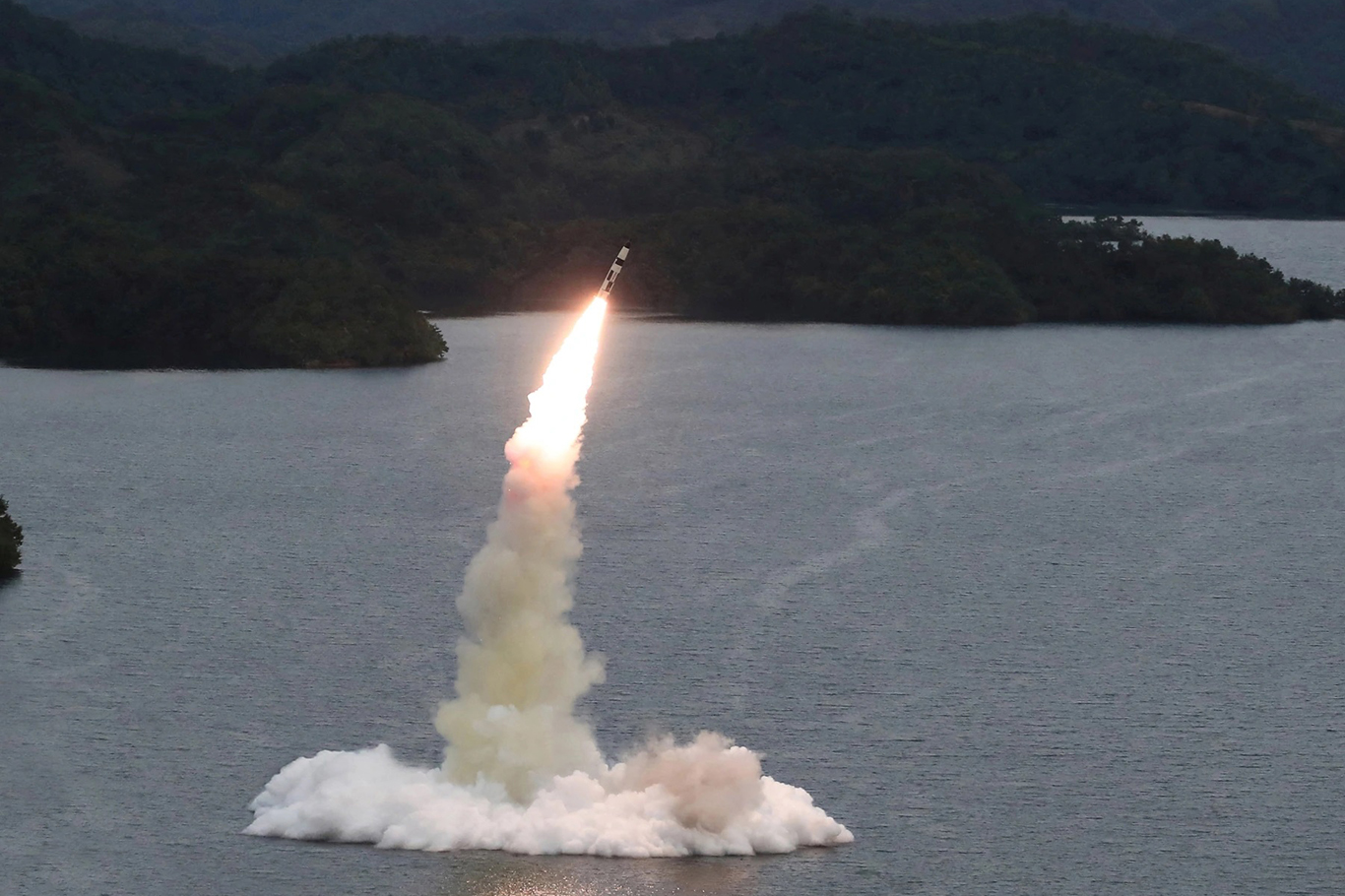 Kuzey Kore, Japon Denizi'ne balistik füze fırlattı Kuzey Kore, Japon Denizi'ne balistik füze fırlattı