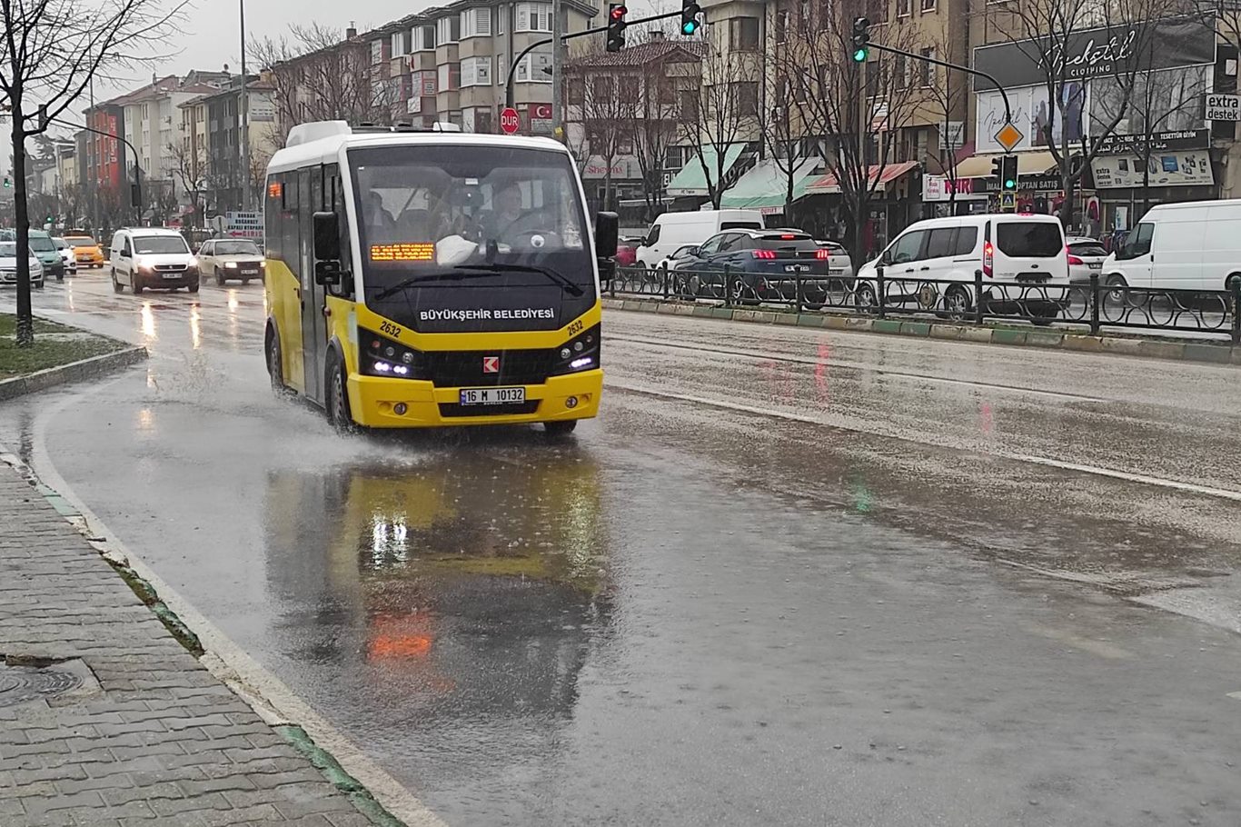 Bursa'da sağanak yağış etkili oluyor