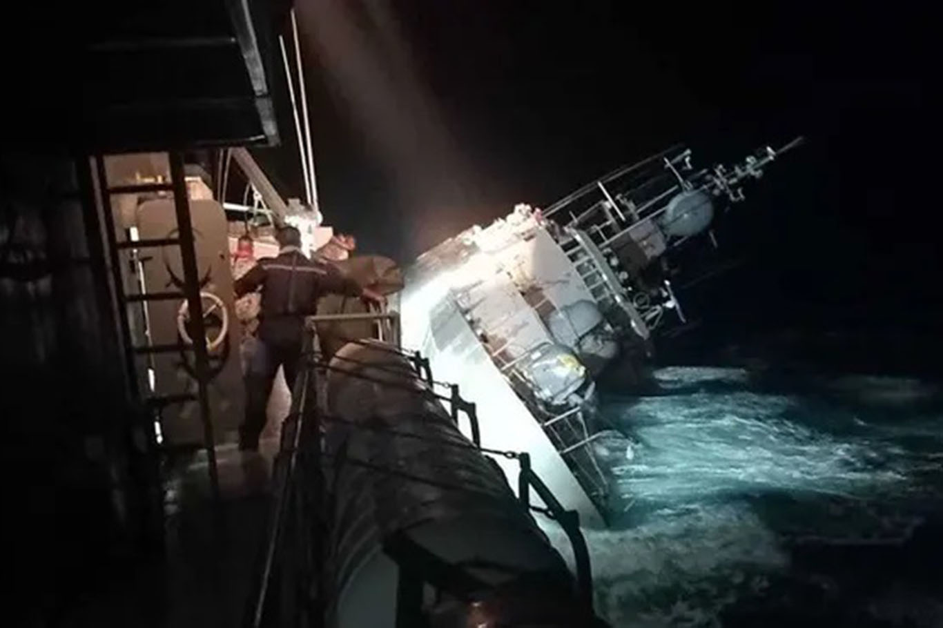 Thailand navy ship sinks in storm, 33 sailors missing Thailand navy ship sinks in storm, 33 sailors missing