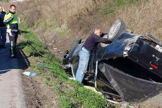 Samsun'da başka bir aracın sıkıştırdığı pikap su kanalına düştü Samsun'da başka bir aracın sıkıştırdığı pikap su kanalına düştü