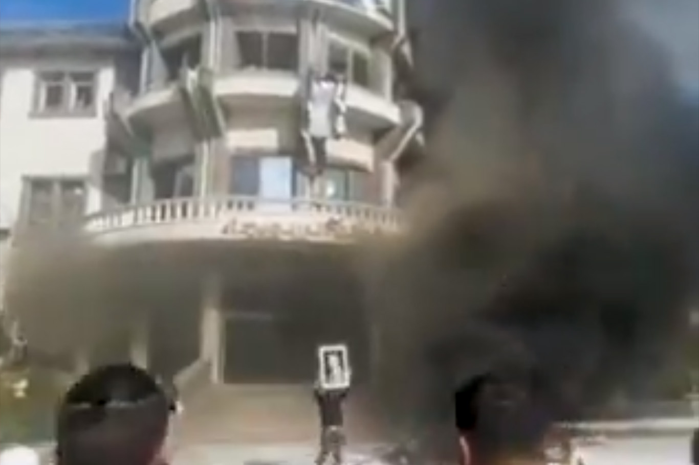 Syria: Protesters burn governmental building in Al-Suwaydaa city