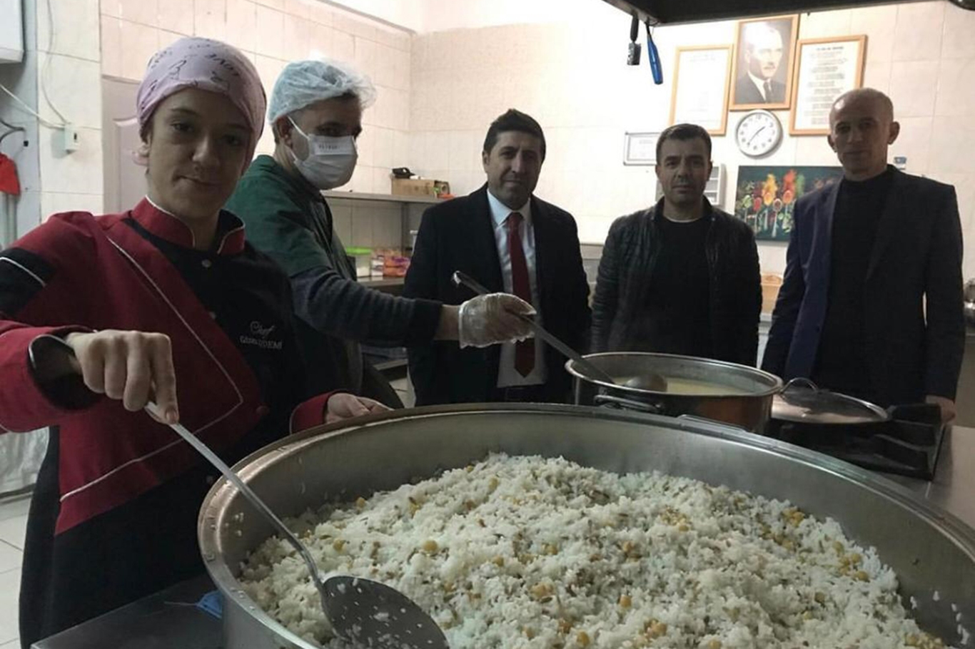 İdil’de her gün 3 bin öğrenciye sıcak yemek veriliyor İdil’de her gün 3 bin öğrenciye sıcak yemek veriliyor