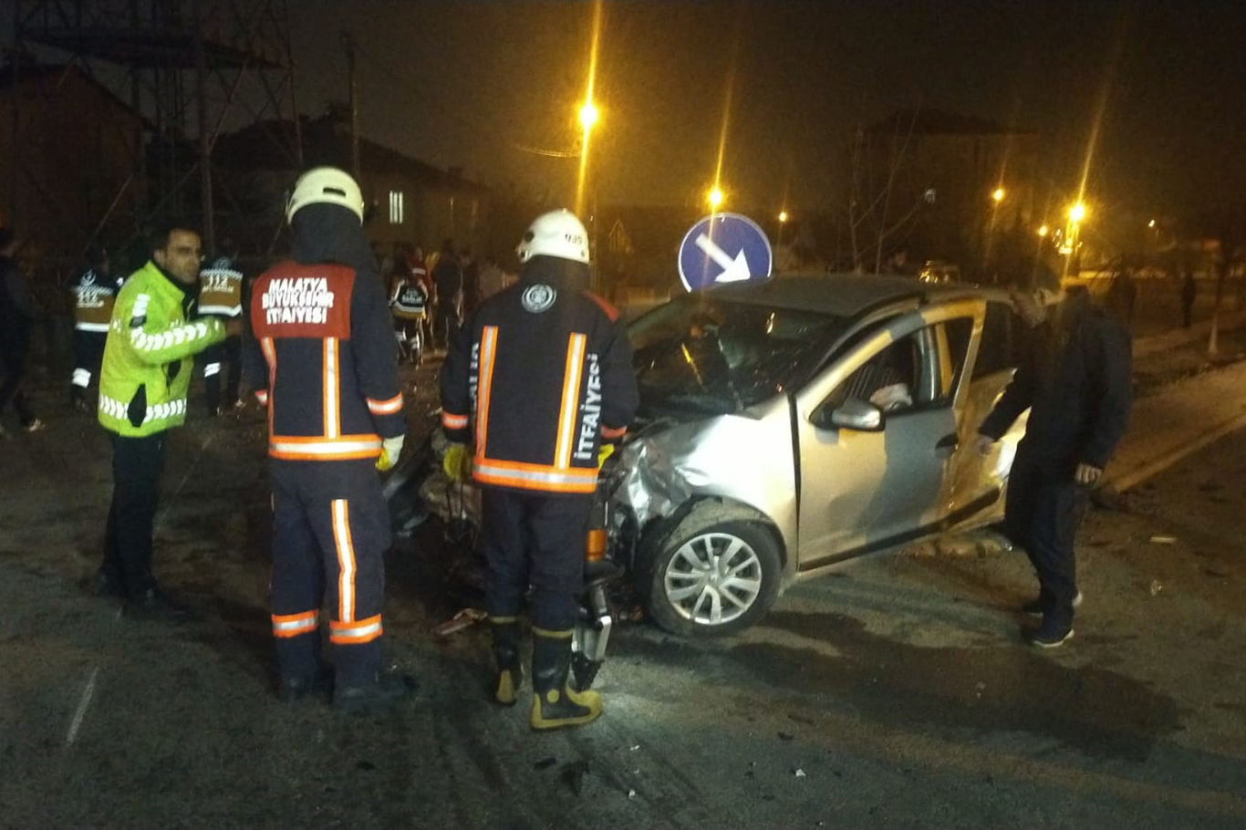 Malatya’da 2 araç çarpıştı: Biri ağır 3 yaralı