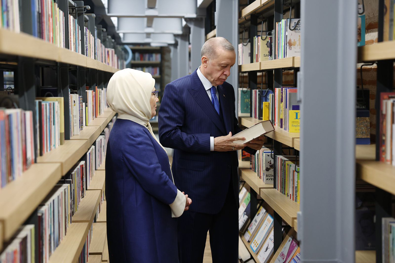 İstanbul'un en büyük kütüphanesi açıldı İstanbul'un en büyük kütüphanesi açıldı