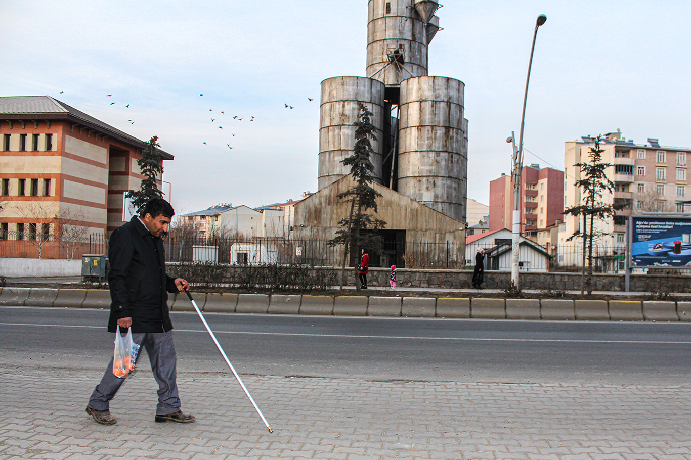 Göremediklerini beyaz bastonu ile tasvir ediyor