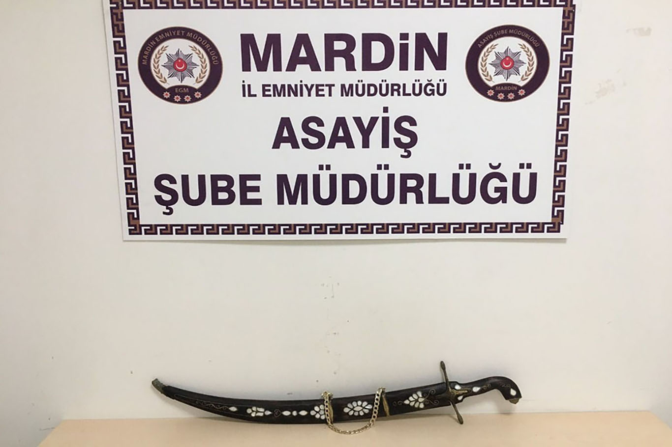 Mardin’de 8 kilogram gümüş işleme telkâri çalan hırsızlar yakalandı Mardin’de 8 kilogram gümüş işleme telkâri çalan hırsızlar yakalandı