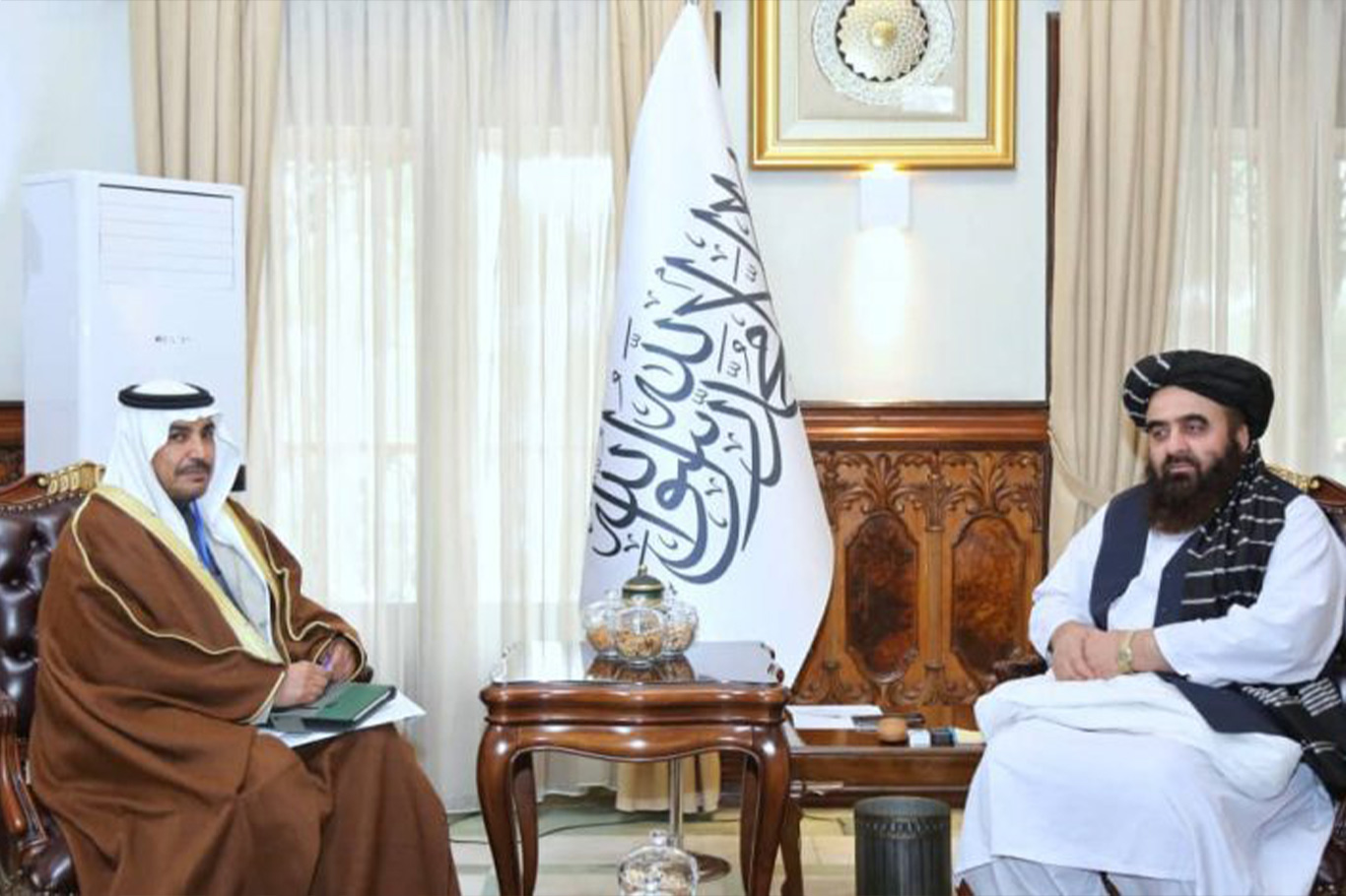 المولوي أمير خان متقي يلتقي مع المدير العام لبعثة منظمة التعاون الإسلامي المولوي أمير خان متقي يلتقي مع المدير العام لبعثة منظمة التعاون الإسلامي