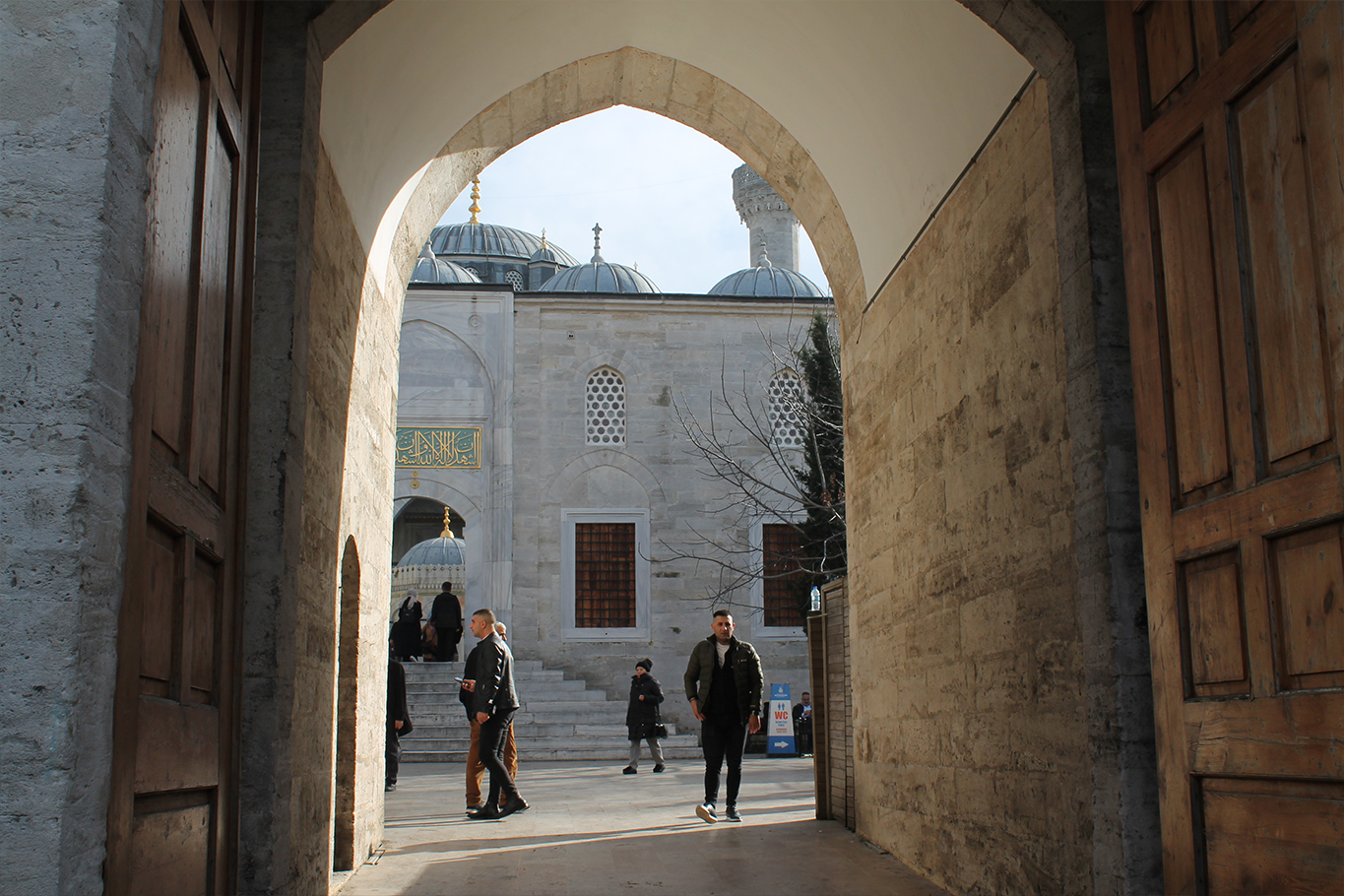 İstanbul'da vatandaşlar, Kur'an-ı Kerim'e yapılan saygısızlığa tepki gösterdi İstanbul'da vatandaşlar, Kur'an-ı Kerim'e yapılan saygısızlığa tepki gösterdi
