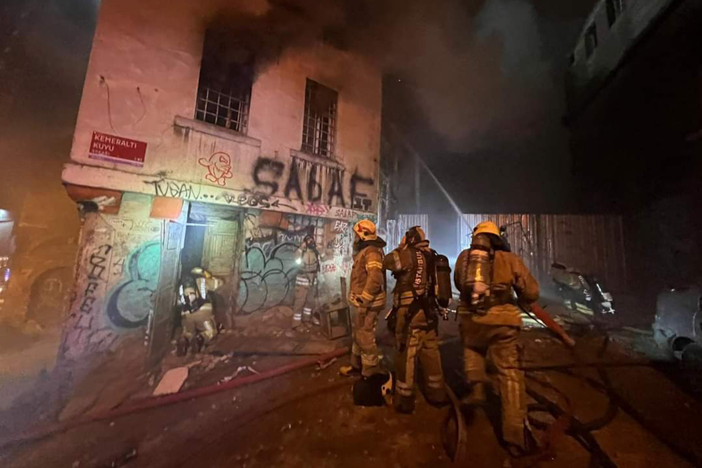 İstanbul'daki bir Ermeni kilisesinde yangın çıktı İstanbul'daki bir Ermeni kilisesinde yangın çıktı