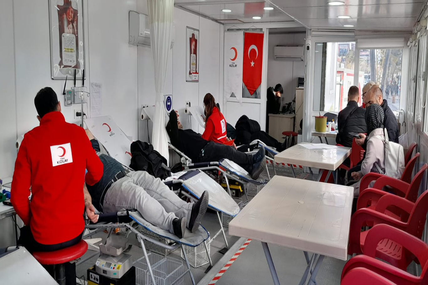 Kızılay Bingöl'de "Kan dostumuz olun, bu kış da umut olun" sloganıyla kan verilmesini istiyor Kızılay Bingöl'de "Kan dostumuz olun, bu kış da umut olun" sloganıyla kan verilmesini istiyor