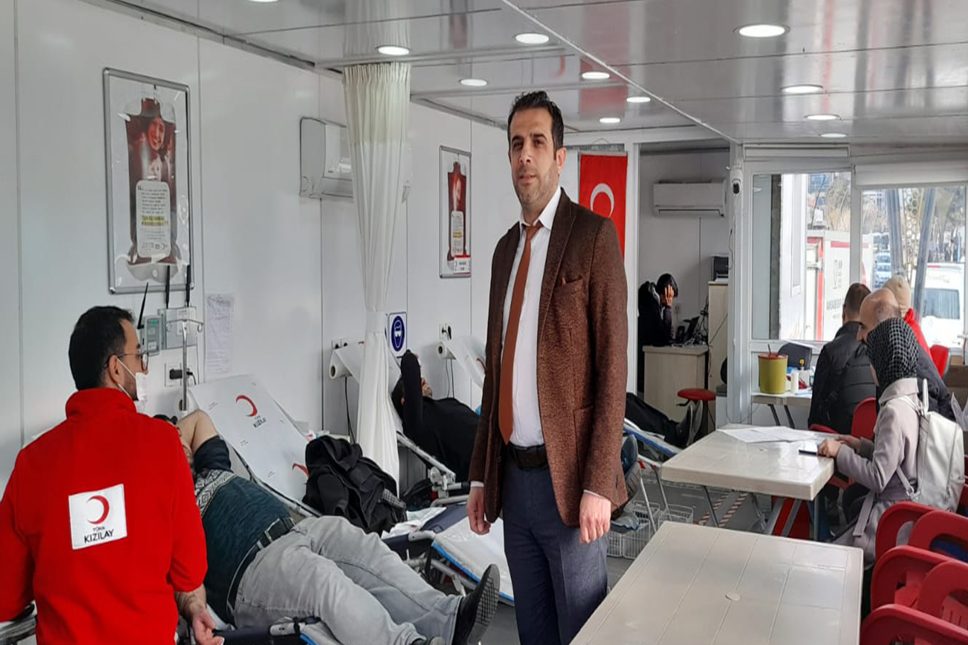 Kızılay Bingöl'de "Kan dostumuz olun, bu kış da umut olun" sloganıyla kan verilmesini istiyor Kızılay Bingöl'de "Kan dostumuz olun, bu kış da umut olun" sloganıyla kan verilmesini istiyor