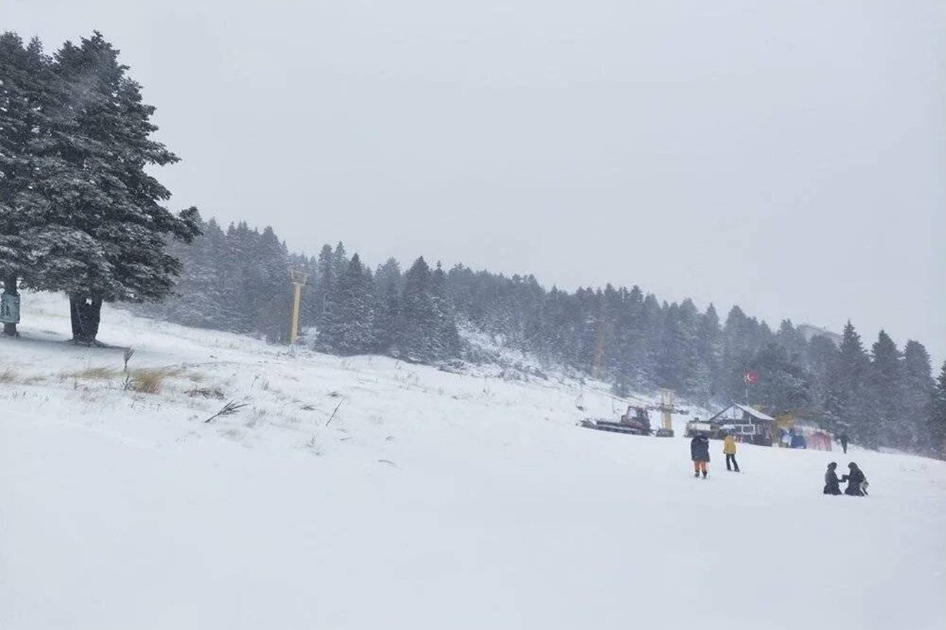 Uludağ'da beklenen kar yağışı geldi Uludağ'da beklenen kar yağışı geldi