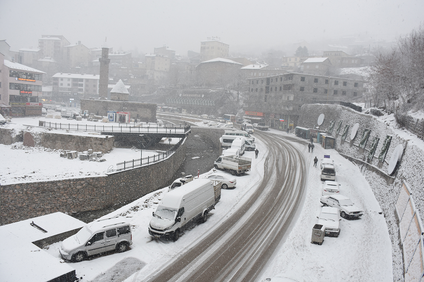 Bitlis’te beklenen yılın ilk kar yağışı başladı Bitlis’te beklenen yılın ilk kar yağışı başladı