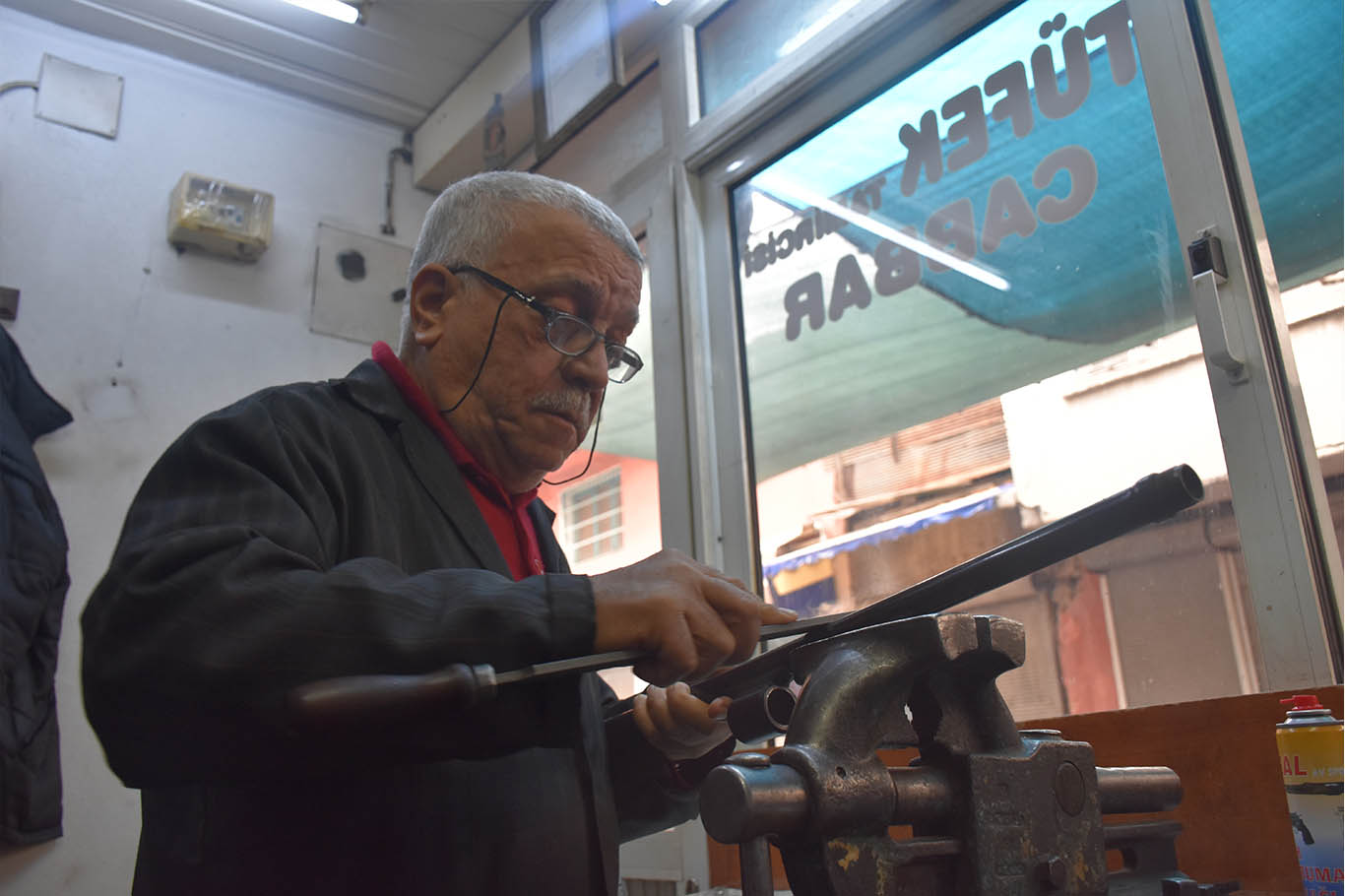 Adanalı Cabbar Usta 62 yıldır bozulan silahları tamir ediyor