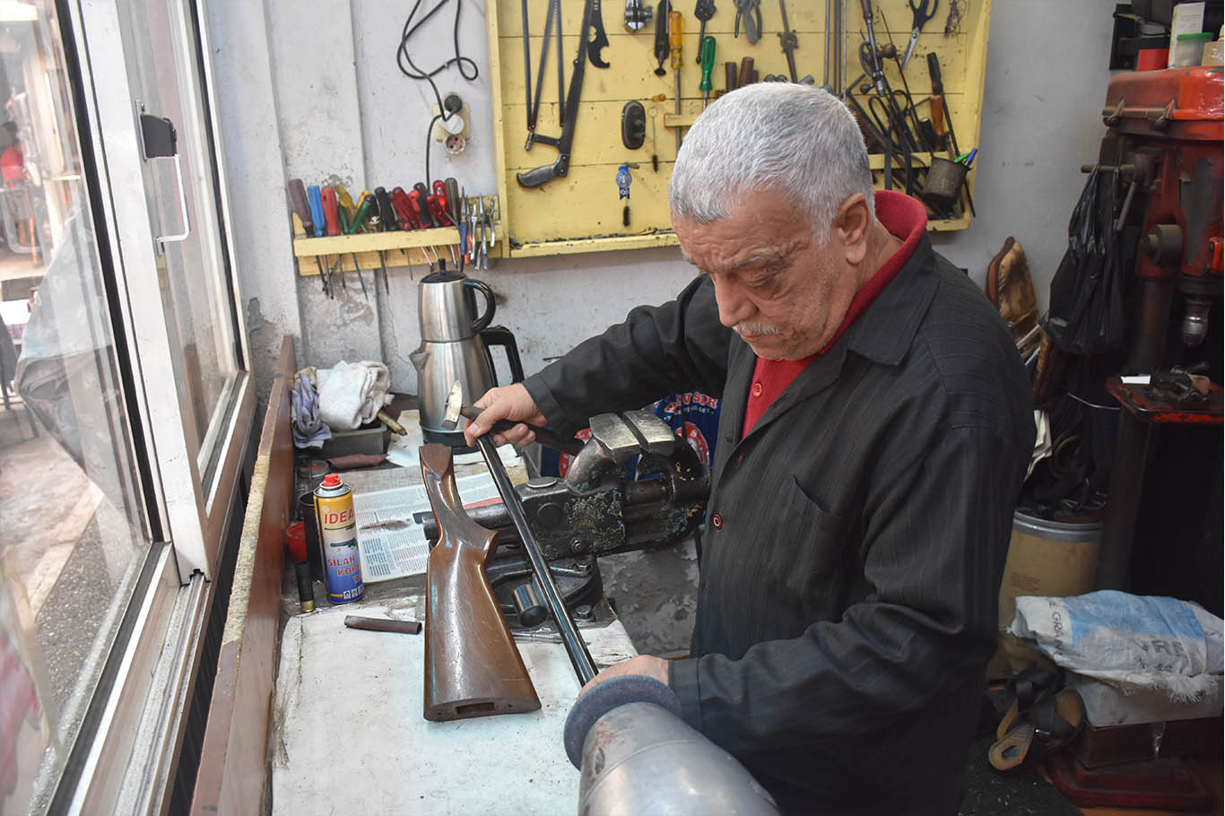 Adanalı Cabbar Usta 62 yıldır bozulan silahları tamir ediyor