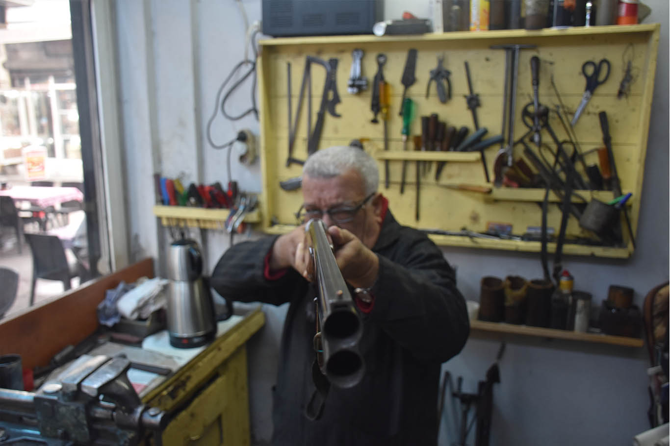Adanalı Cabbar Usta 62 yıldır bozulan silahları tamir ediyor