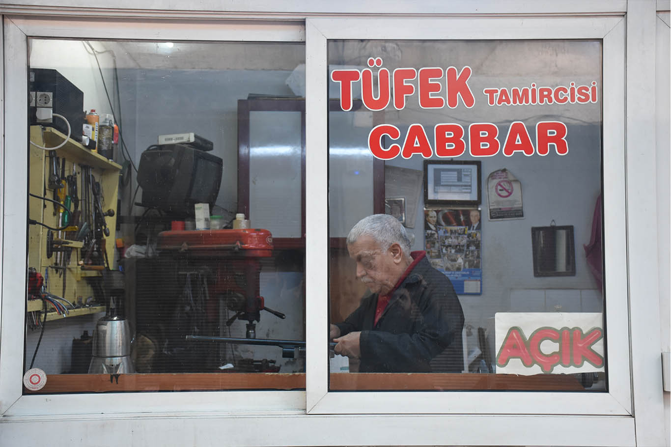 Adanalı Cabbar Usta 62 yıldır bozulan silahları tamir ediyor