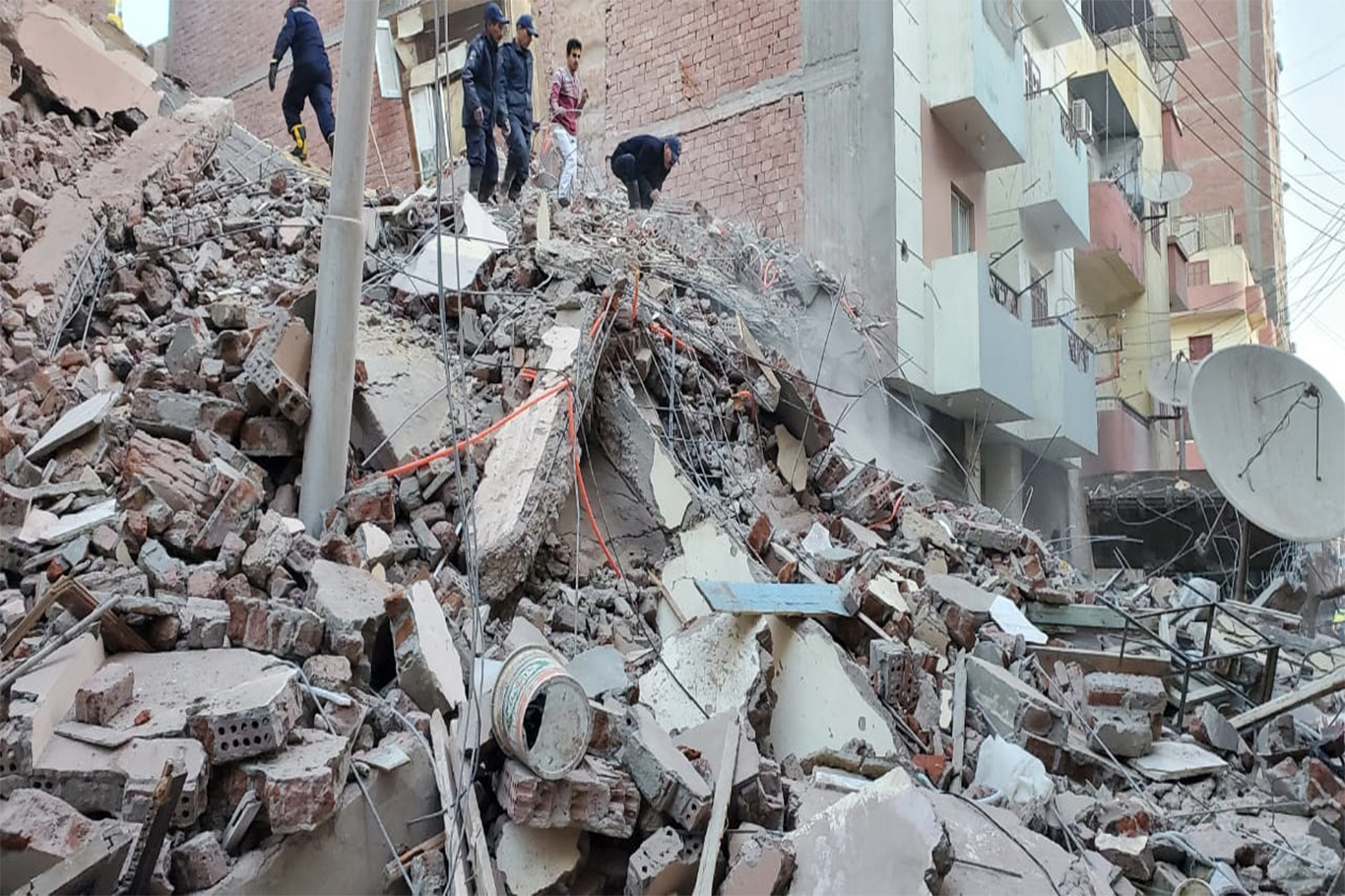 مصر.. انهيار مبنى مكون من 5 طوابق وانتشال جثث 4 ضحايا