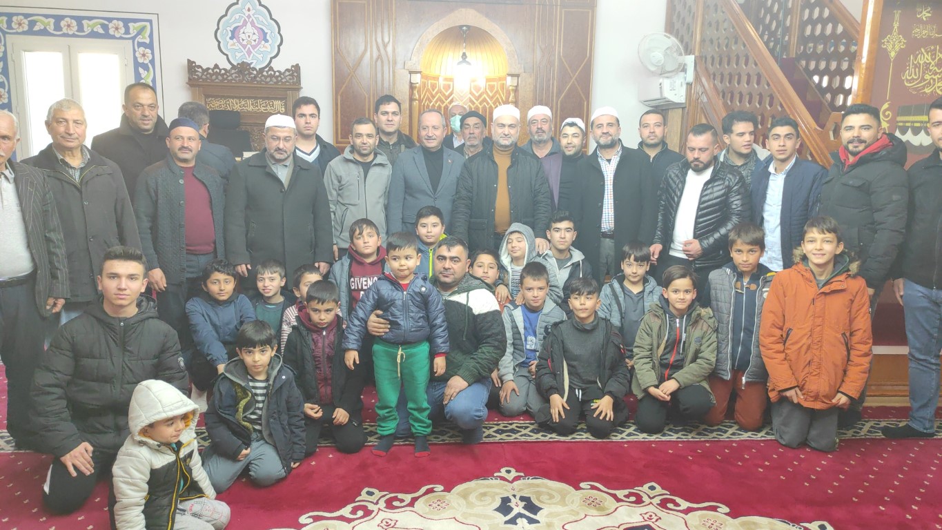 Adana’da çocuklar aileleriyle birlikte sabah namazı kıldı Adana’da çocuklar aileleriyle birlikte sabah namazı kıldı