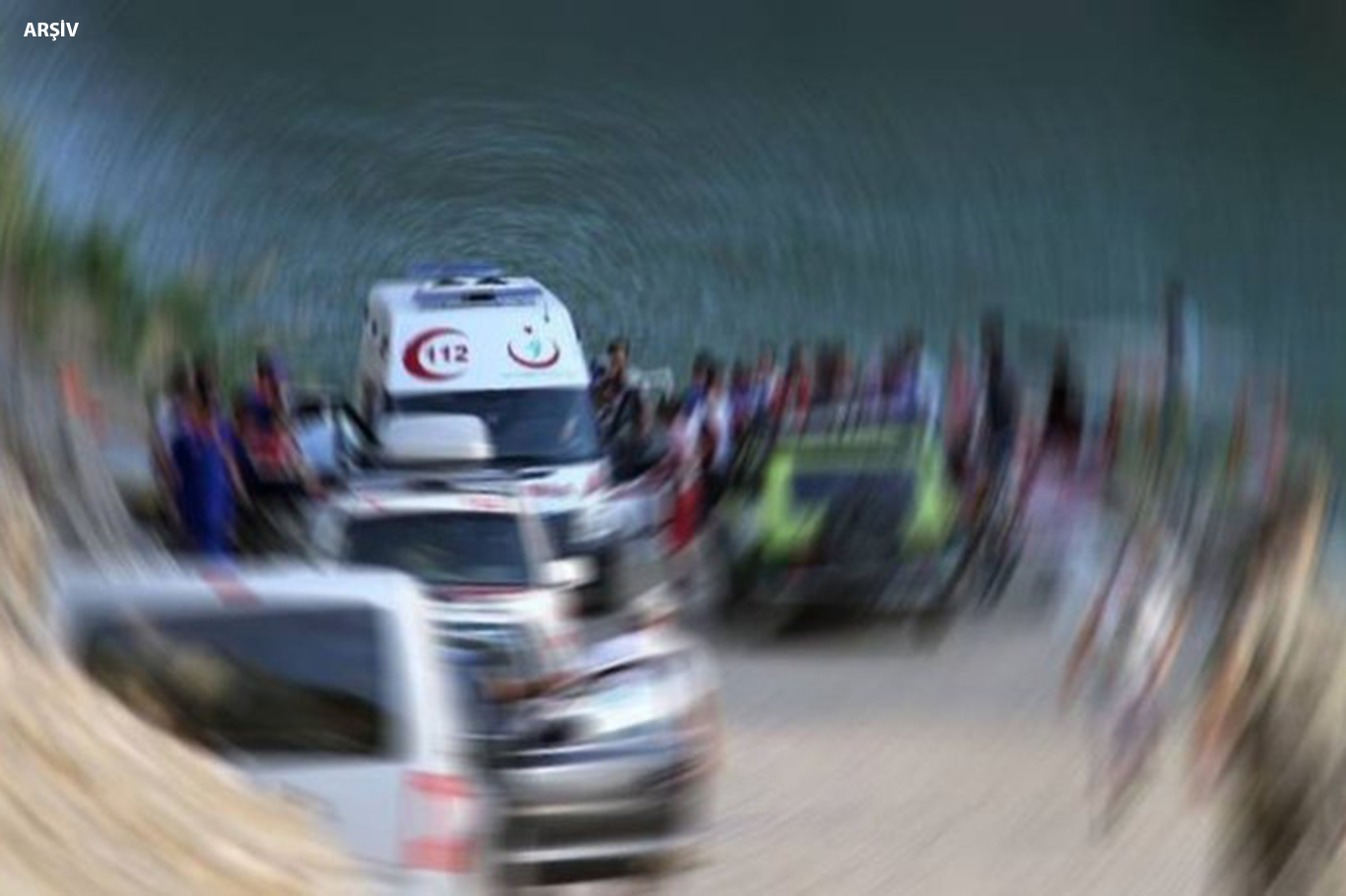 Yolcu otob&uuml;s&uuml; yol kenarındaki ağa&ccedil;lara &ccedil;arptı: 2 yaralı