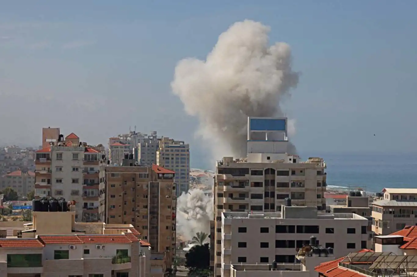 Siyonist rejim Gazze'yi denizden de vurmaya başladı