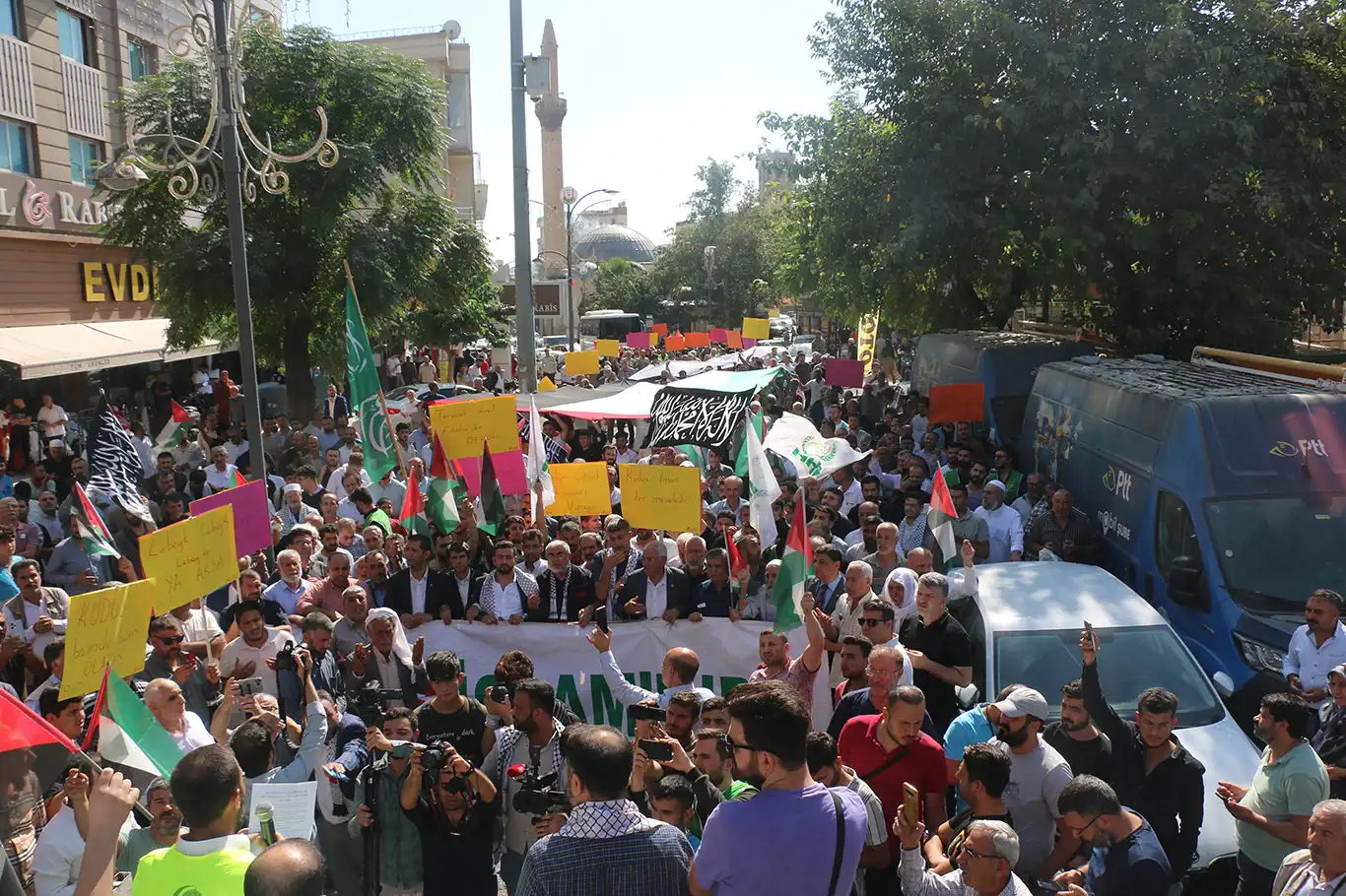 Yüzlerce Şanlıurfalı Filistin için yürüdü