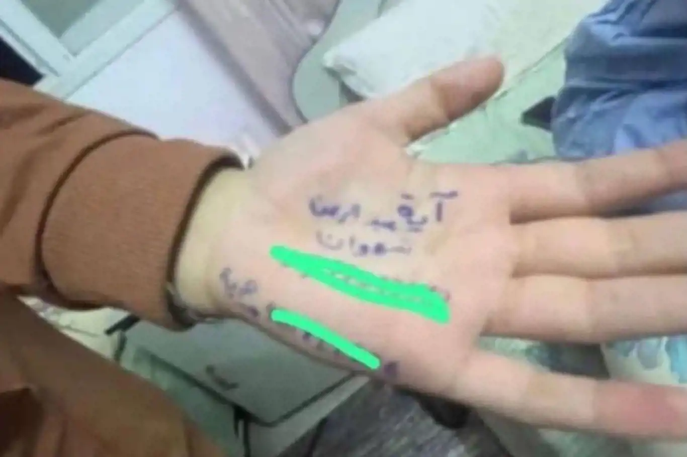 Filistinli çocuklar, cenazeleri teşhis edilebilsin diye isimlerini avuçlarına yazıyor