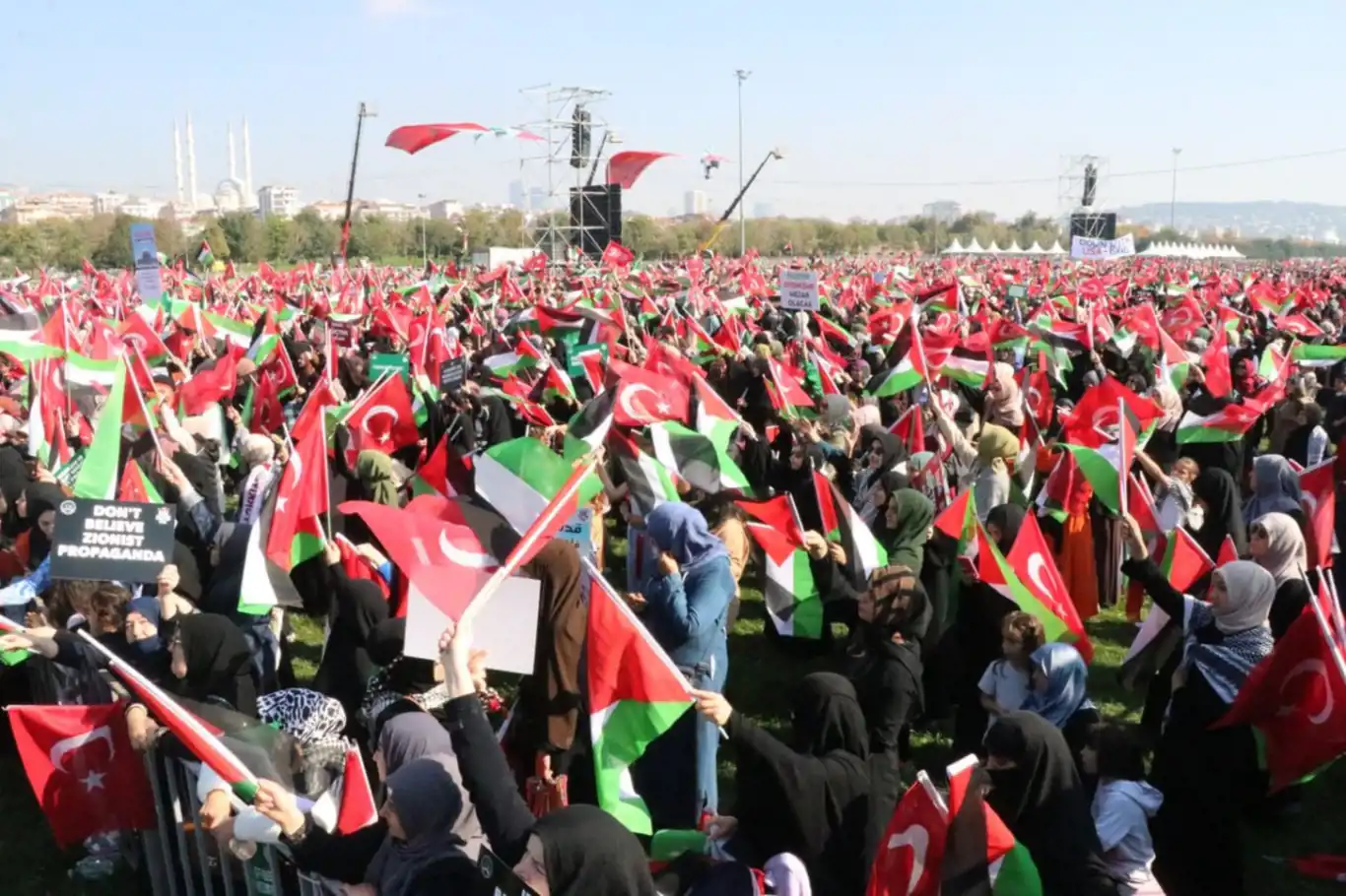 İstanbul'da "Özgür Filistin Mitingi" başladı