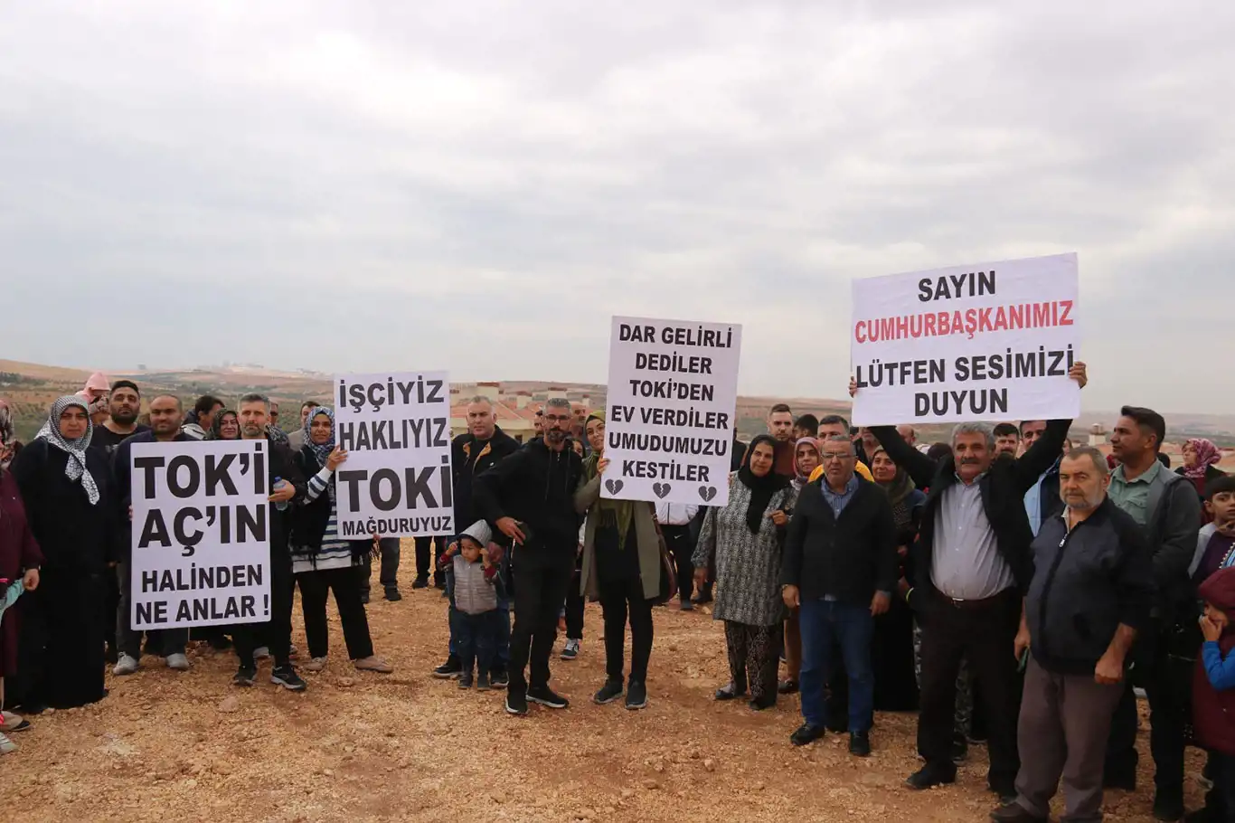 4 yıldır konutları teslim edilmeyen TOKİ mağdurları eylem yaptı 4 yıldır konutları teslim edilmeyen TOKİ mağdurları eylem yaptı