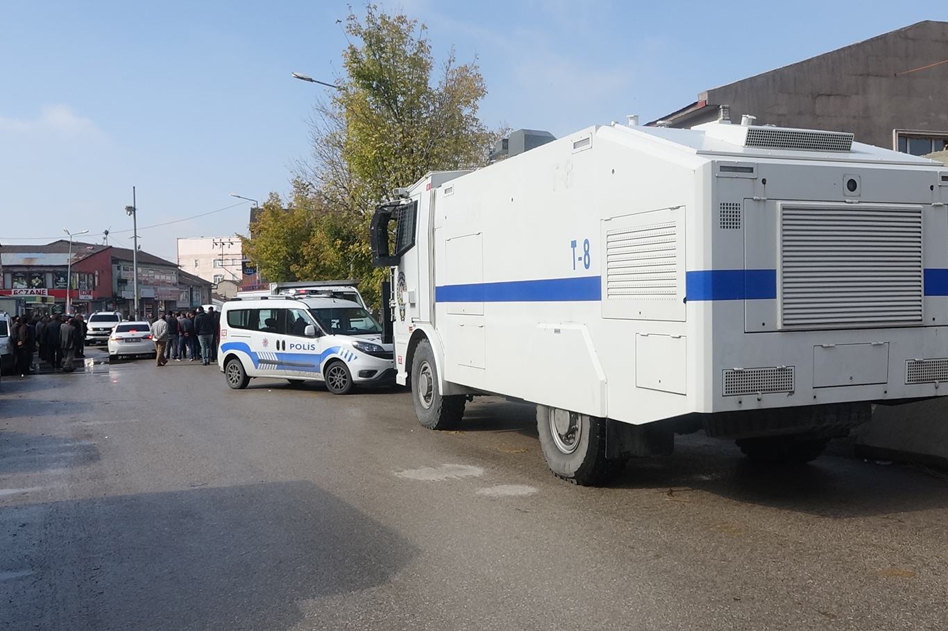 Ağrı Hayvan Borsası tedbir amaçlı kapatılınca üreticiler yol kapatma eylemi yaptı