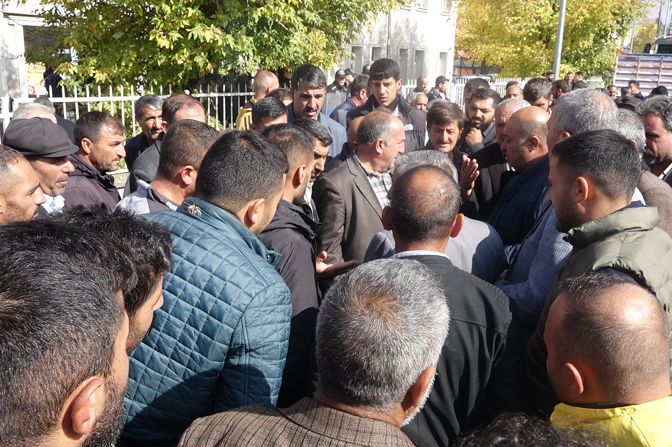 Ağrı Hayvan Borsası tedbir amaçlı kapatılınca üreticiler yol kapatma eylemi yaptı