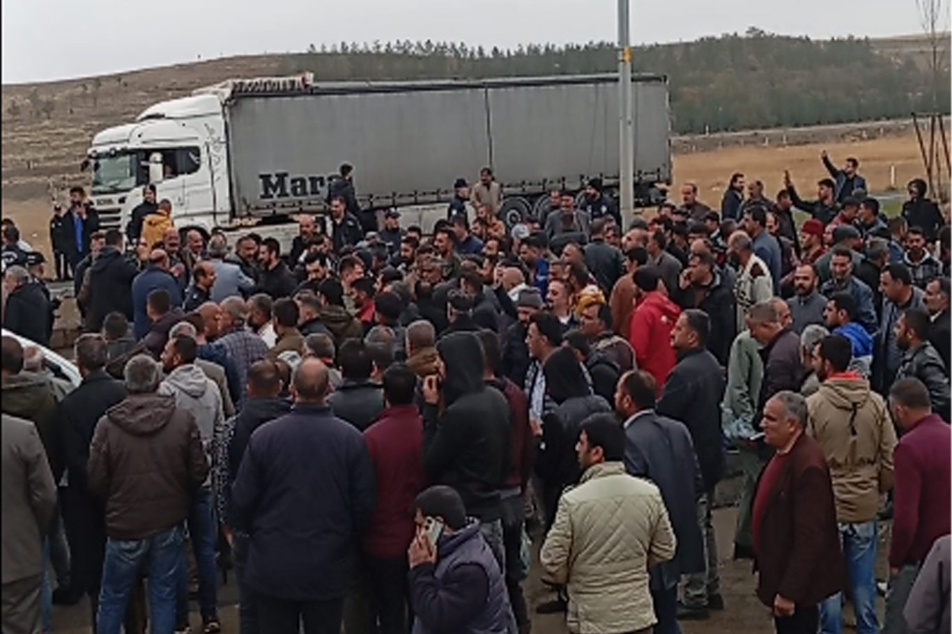 Ağrı Hayvan Borsası tedbir amaçlı kapatılınca üreticiler yol kapatma eylemi yaptı