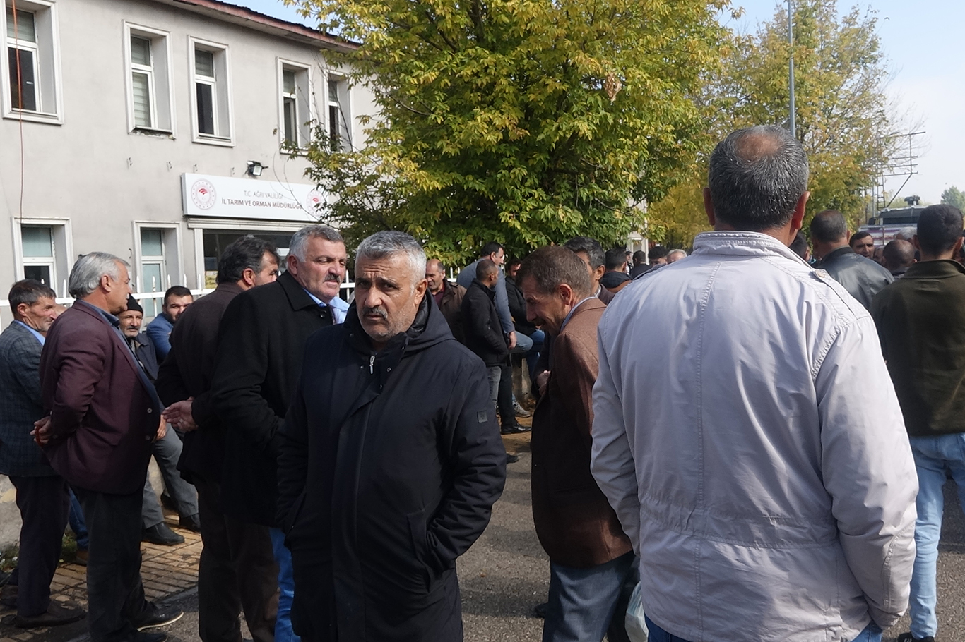 Ağrı Hayvan Borsası tedbir amaçlı kapatılınca üreticiler yol kapatma eylemi yaptı