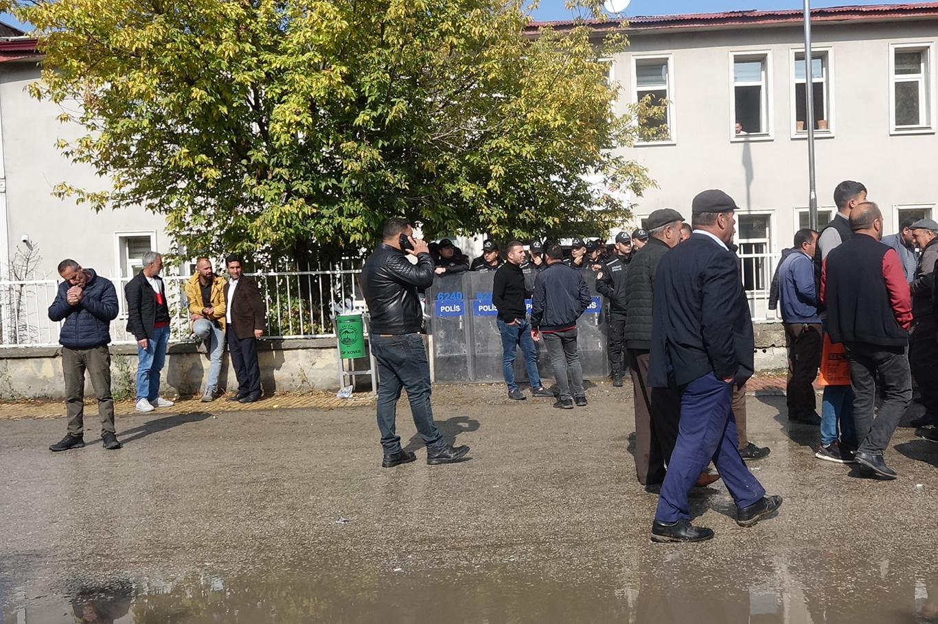 Ağrı Hayvan Borsası tedbir amaçlı kapatılınca üreticiler yol kapatma eylemi yaptı