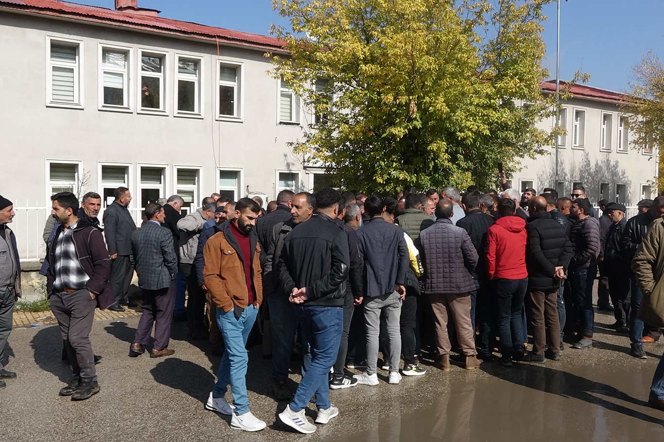Ağrı Hayvan Borsası tedbir amaçlı kapatılınca üreticiler yol kapatma eylemi yaptı