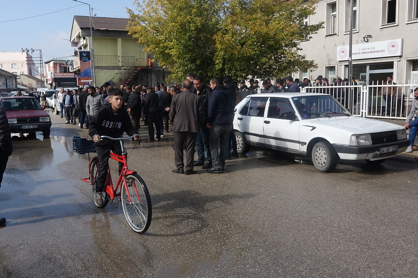 Ağrı Hayvan Borsası tedbir amaçlı kapatılınca üreticiler yol kapatma eylemi yaptı