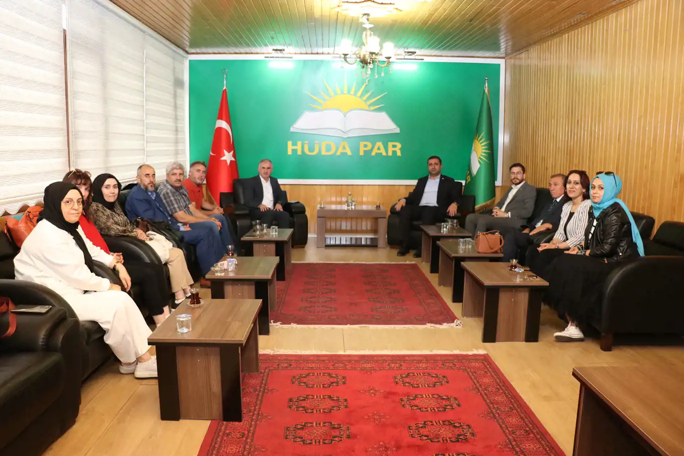 KHK mağdurlarından HÜDA PAR Milletvekili Ramanlı’ya ziyaret KHK mağdurlarından HÜDA PAR Milletvekili Ramanlı’ya ziyaret