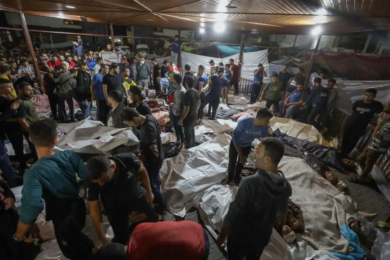 İşgalci rejim Gazze'de hastaneyi bombaladı: Yüzlerce şehit ve yaralı